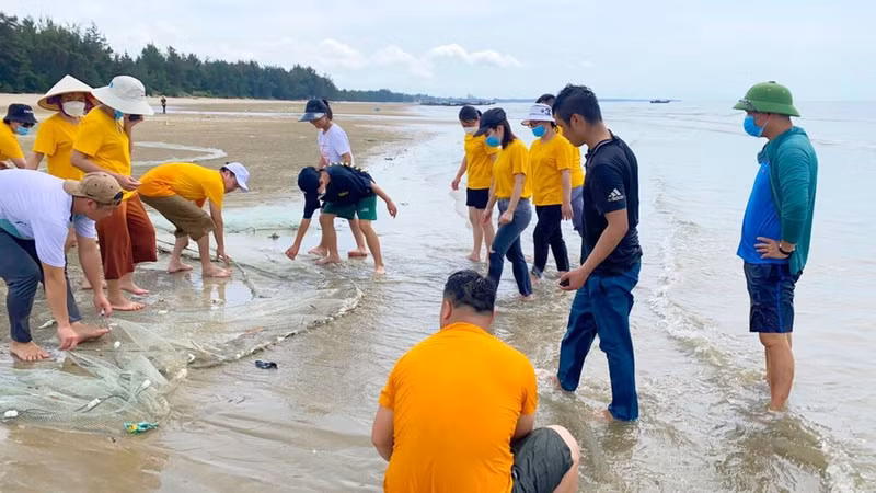 Les visiteurs peuvent aussi participer à l’expérience unique connue sous le nom “Une journée en tant que pêcheur” sur la plage de Da Den. Les visiteurs peuvent aussi participer à l’expérience unique connue sous le nom “Une journée en tant que pêcheur” sur la plage de Da Den.