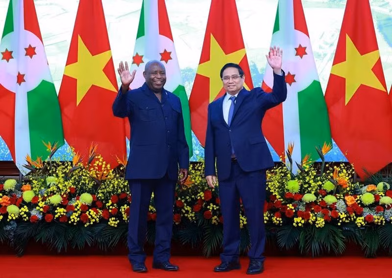Le Premier ministre Pham Minh Chinh (droite) et le président burundais Évariste Ndayishimiye, en visite officielle au Vietnam du 3 au 6 avril 2025. Photo : VNA. 