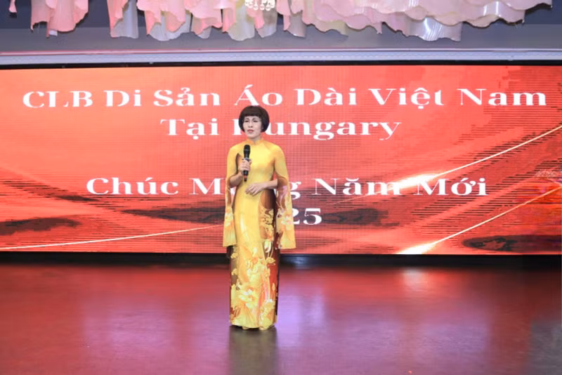 Selon la vice-présidente de l’Association des Vietnamiens résidant en Hongrie, Phan Bich Thien, le Club du patrimoine vietnamien « áo dài » en Hongrie est un lieu qui unit l’amour pour le costume traditionnel des femmes vietnamiennes. Photo : Club du patrimoine vietnamien « áo dài » en Hongrie.