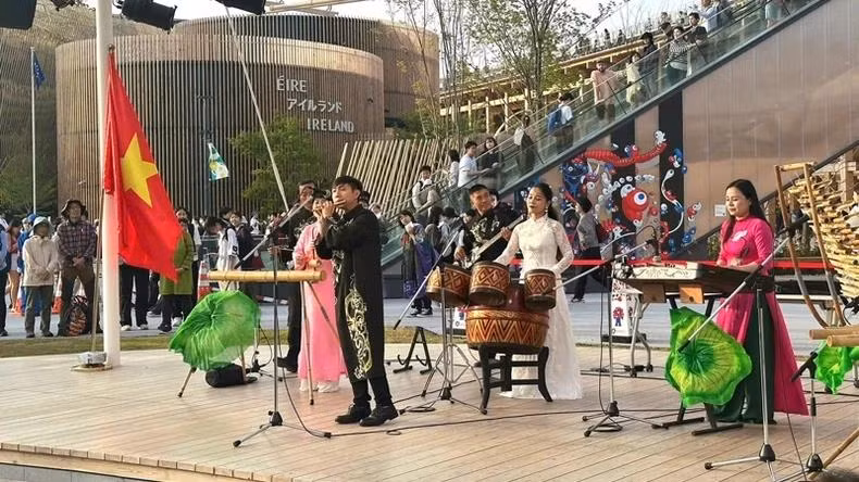 Le programme artistique « La beauté du Vietnam » attire l'attention d'un grand nombre de visiteurs internationaux, dont les Japonais.