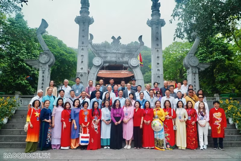 En écho à la Fête des rois Hùng qui a lieu cette année du 9 au 18 avril, soit du 1er au 10e jour du 3e mois lunaire, la province de Phu Tho a lancé le programme touristique « Retour au site du patrimoine mondial de l’UNESCO », en prenant le temple des rois Hùng (rois fondateurs du Vietnam) comme point de départ. Photo: baoquocte.vn. En écho à la Fête des rois Hùng qui a lieu cette année du 9 au 18 avril, soit du 1er au 10e jour du 3e mois lunaire, la province de Phu Tho a lancé le programme touristique « Retour au site du patrimoine mondial de l’UNESCO », en prenant le temple des rois Hùng (rois fondateurs du Vietnam) comme point de départ. Photo: baoquocte.vn.