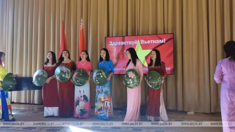 Un numéro artistique lors du programme « Bonjour Vietnam » à Minsk. Photo : thoidai.