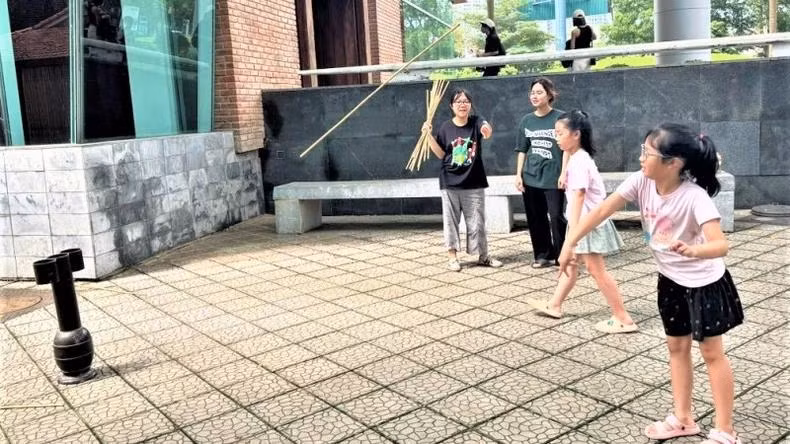 Les enfants ont l'occasion de participer à de nombreux jeux traditionnels du Vietnam et d’autres pays comme : jeu des cases du Vietnam, de l’Indonésie et de la Malaisie, Tuho de la République de Corée, lancer de sacs de haricots du Japon, tir à la corde du Vietnam et de la Thaïlande, jeux de craies de l’Inde et du Pérou, lancer de canettes du Vietnam et des Philippines, etc. Photo: Musée d’ethnographie du Vietnam.