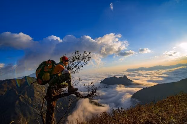 "Chasse aux nuages" sur le pic Bach Môc Luong Tu. Photo : Vietrekking.