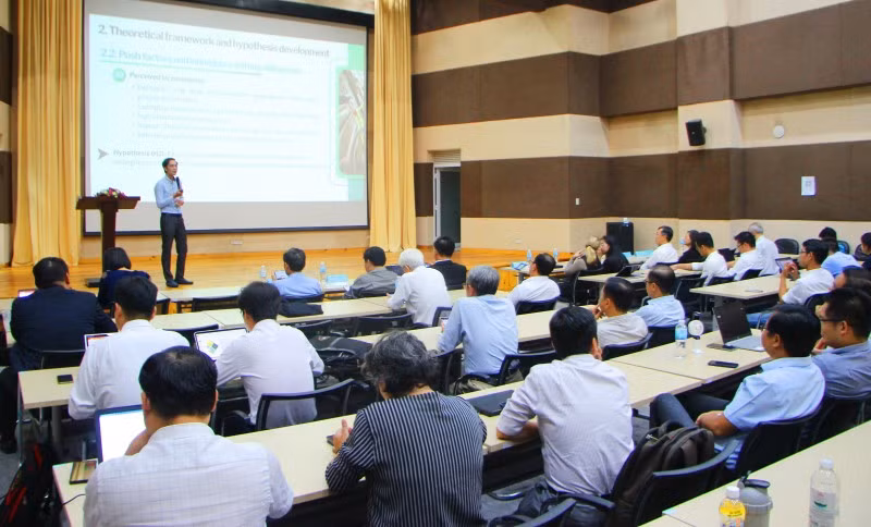 Le colloque attire la participation de nombreux experts et représentants des universités et entreprises de Can Tho, de Hô Chi Minh-Ville et d’autres provinces dans le delta du Mékong. Photo : thoidai.com.vn Le colloque attire la participation de nombreux experts et représentants des universités et entreprises de Can Tho, de Hô Chi Minh-Ville et d’autres provinces dans le delta du Mékong. Photo : thoidai.com.vn