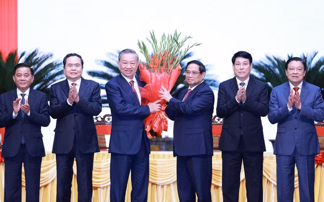 Le membre du Bureau Politique, Premier ministre Pham Minh Chinh (3e à droite) félicite To Lam, élu secrétaire général du Comité central du Parti communiste du Vietnam. Photo : VNA.