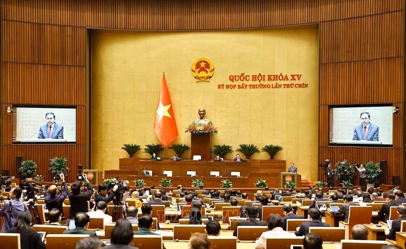 Le président de l’Assemblée nationale Trân Thanh Mân s’adresse à la séance d’ouverture de la 9e session extraordinaire de la 15e législature. Photo : VNA 