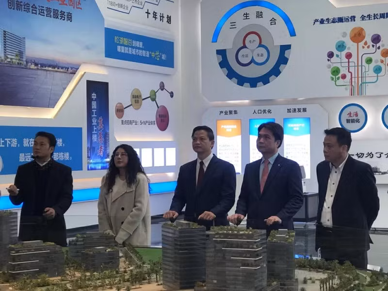 La délégation vietnamienne étudie les projets verts, respectueux de l’environnement et dotés de haute technologie du groupe de Songshan Lake. Photo : baoquocte.vn