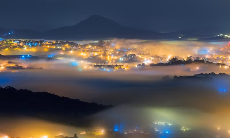 Cette scène nuageuse sur la colline Du Sinh, à Da Lat, a été prise par M. Viet en septembre 2019, vers minuit.
