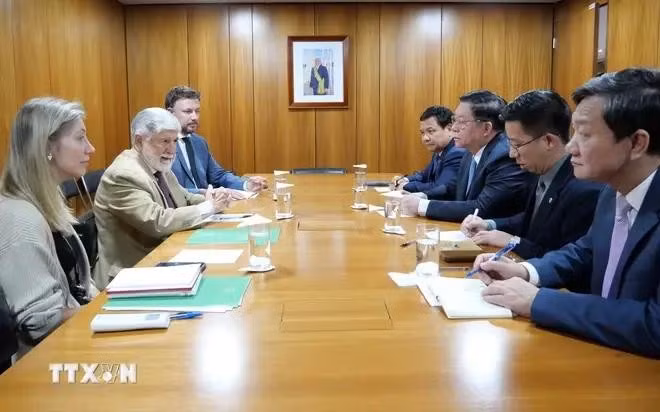 Lors de la rencontre avec le conseiller présidentiel brésilien Celso Amorim. Photo : VNA.