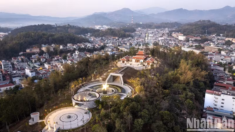 Le temple dédié aux martyrs sur le champ de bataille de Diên Biên Phu a été inauguré en 2021, à l’occasion du 68e anniversaire de la Victoire de Diên Biên Phu. Cet ouvrage est construit sur une superficie de 50 000 m², sur la colline F, dans le district de Muong Thanh, ville de Diên Biên Phu.