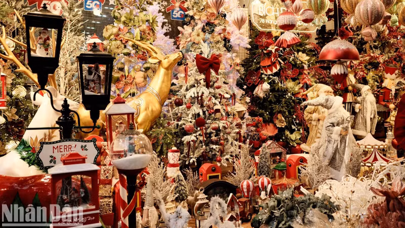 Hanoï se met aux couleurs de Noël. Photo : Trung Hieu/NDEL.