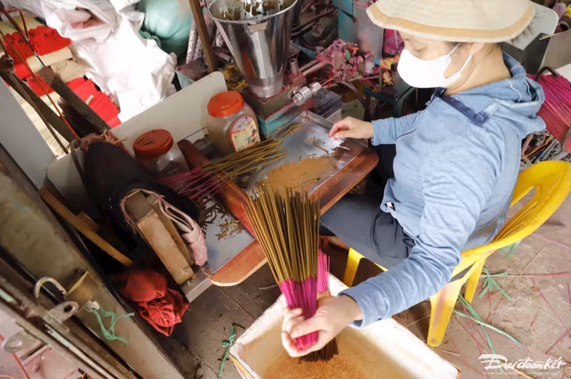 Dans les usines, les artisans aux mains rapides coupent le bambou en minces bâtonnets, regroupent des grappes de bâtons d’encens, les teintent en rouge, et les font sécher à l’extérieur. Le bruit de la découpe du bambou, des machines à scier, le murmure de la conversation mêlé à l’odeur parfumée des bâtons d’encens cré une atmosphère particulière. Photo: daidoanket.vn.