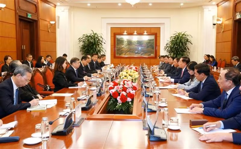 Lors de l'entretien entre les délégations des Partis communistes du Vietnam et de la Chine à Hanoï, le 10 janvier. Photo : VNA.