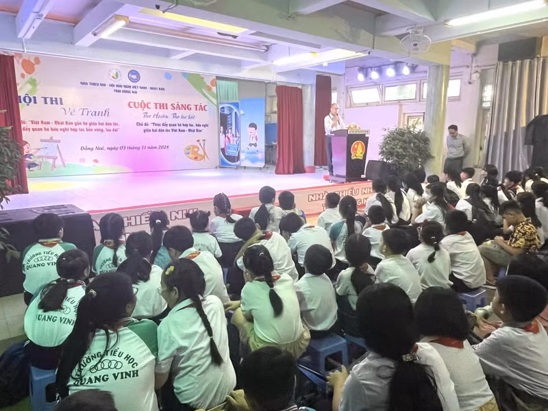 Lors du concours, les enfants participants ont l’occasion de démontrer leur compréhension sur l’amitié traditionnelle entre les peuples vietnamien et japonais, les particularités culturelles et la beauté majestueuse des paysages naturels des deux pays à travers leur talent de peinture. Photo : thoidai.com.vn
