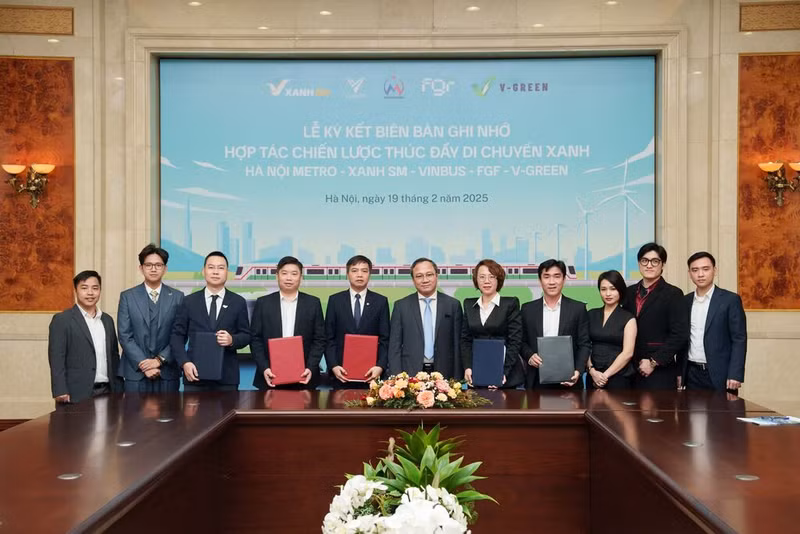 Signature des protocoles d’accord entre Hanoï Métro, Xanh SM, VinBus, FGF et V-Green pour créer un système de transport intégré « porte-à-porte », incluant des lignes de métro électriques, des taxis, des motos et des bus. Photo : Hanoï Métro