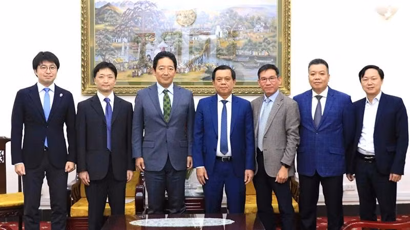 Rencontre entre le vice-ministre vietnamien du Travail, des Invalides de guerre et des Affaires sociales, Nguyen Ba Hoan, et l'ambassadeur adjoint du Japon au Vietnam, Ishikawa Isamu, le 24 septembre à Hanoï. Photo: molisa.gov.vn