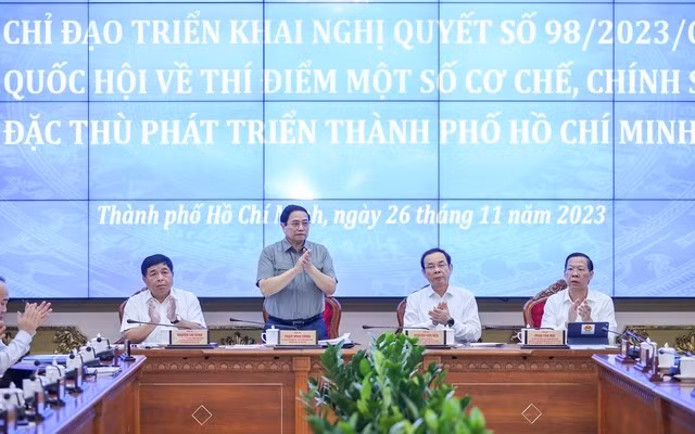Le PM vietnamien, Pham Minh Chính (debout) lors de la première réunion de la Direction nationale chargée de mettre en œuvre la Résolution n°98 de l'Assemblée nationale. Photo : VGP.
