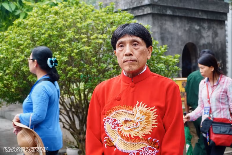 Nguyen Ba Hung, un Vietnamien résidant en Thaïlande, a souligné l’importance de l’événement pour connecter les Vietnamiens d’outre-mer ainsi que les Vietnamiens du pays et de l’étranger. Il a cité la célèbre phrase du Président Hô Chi Minh : « Les rois Hùng ont eu le mérite de fonder le pays, c’est à nous de le défendre ». Selon lui, cette devise a contribué à promouvoir la grande solidarité et la force interne du peuple vietnamien durant son œuvre d’édification et de défense nationale. Photo: baoquocte.vn. Nguyen Ba Hung, un Vietnamien résidant en Thaïlande, a souligné l’importance de l’événement pour connecter les Vietnamiens d’outre-mer ainsi que les Vietnamiens du pays et de l’étranger. Il a cité la célèbre phrase du Président Hô Chi Minh : « Les rois Hùng ont eu le mérite de fonder le pays, c’est à nous de le défendre ». Selon lui, cette devise a contribué à promouvoir la grande solidarité et la force interne du peuple vietnamien durant son œuvre d’édification et de défense nationale. Photo: baoquocte.vn.