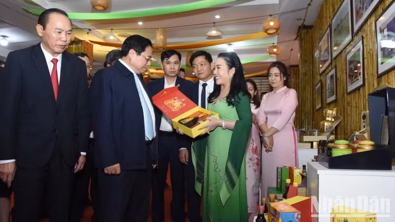 Le PM Pham Minh Chinh visite l'exposition des produits agricoles en marge de la conférence. Photo : NDEL. Le PM Pham Minh Chinh visite l'exposition des produits agricoles en marge de la conférence. Photo : NDEL.
