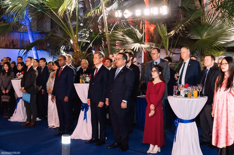 La cérémonie a vu la présence de nombreux ambassadeurs et chefs des corps diplomatiques étrangers au Vietnam. Photo: baoquocte.vn La cérémonie a vu la présence de nombreux ambassadeurs et chefs des corps diplomatiques étrangers au Vietnam. Photo: baoquocte.vn