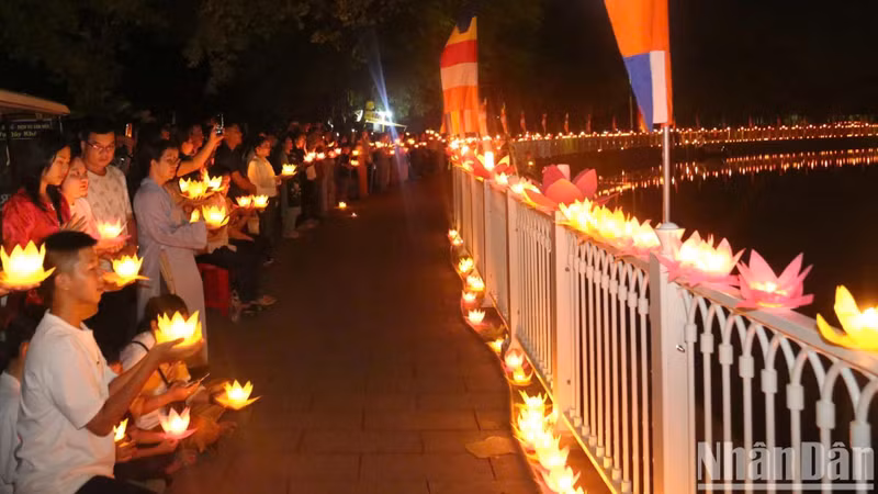 Plus de 35 000 lanternes ont été allumées par les religieux, illuminant la nuit d’une prière collective pour la paix dans le monde, la prospérité des nations et le bien-être des êtres vivants. Photo : The Anh/NDEL. Plus de 35 000 lanternes ont été allumées par les religieux, illuminant la nuit d’une prière collective pour la paix dans le monde, la prospérité des nations et le bien-être des êtres vivants. Photo : The Anh/NDEL.