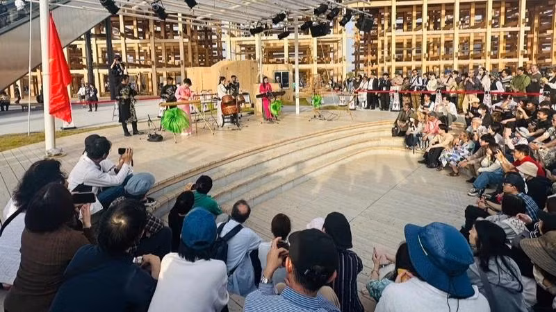 Les visiteurs internationaux ont l’occasion de profiter des numéros artistiques imprégnés de l’identité culturelle des trois régions du Vietnam. Photo : ministère vietnamien de la Culture, des Sports et du Tourisme