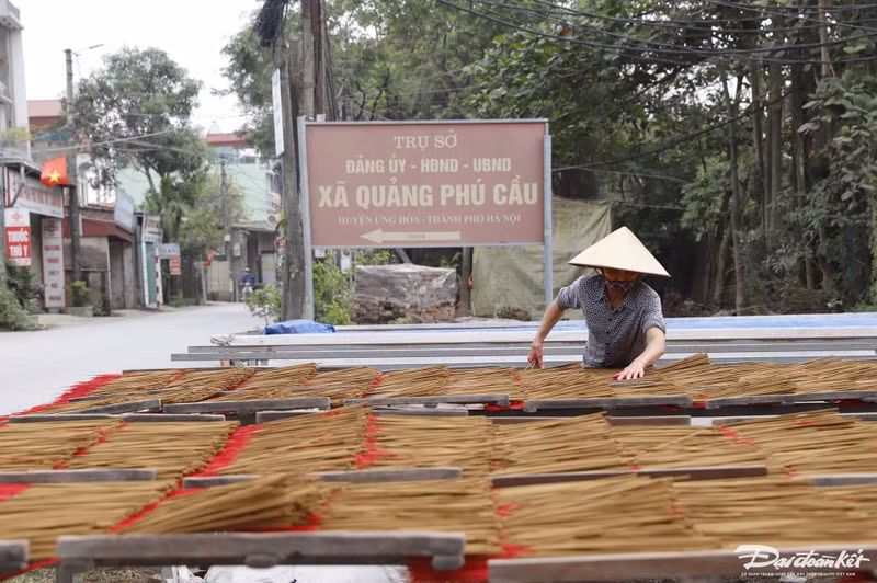 À l’approche du Nouvel An lunaire, le village de Quang Phu Cau s’anime et regorge de bouquets de bâtons d’encens. Sa technique de fabrication est un artisanat centenaire dont le savoir-faire se transmet de génération en génération. Photo: daidoanket.vn.