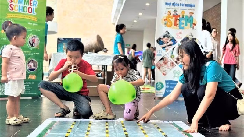 Le programme « Découverte du patrimoine des pays » permet de faire découvrir aux enfants le pays et le peuple du Vietnam et d’autres pays du monde. Photo: Musée d’ethnographie du Vietnam.