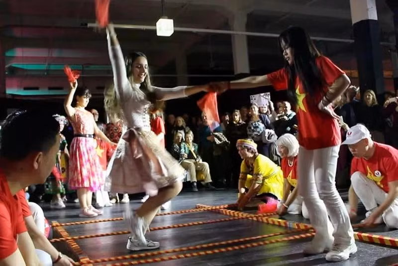 Danse du bambou vietnamien lors de l'événement. Photo : VNA. 