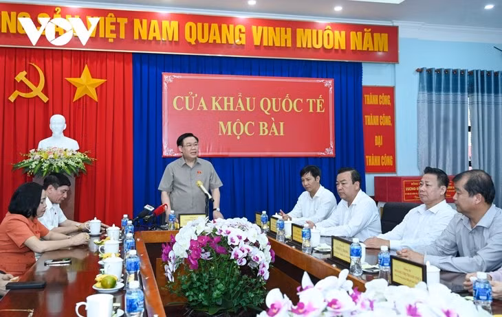 Le Président de l'AN vietnamienne, Vuong Dinh Huê (debout), travaille avec le personnel du poste-frontière Môc Bài. Photo : VOV.