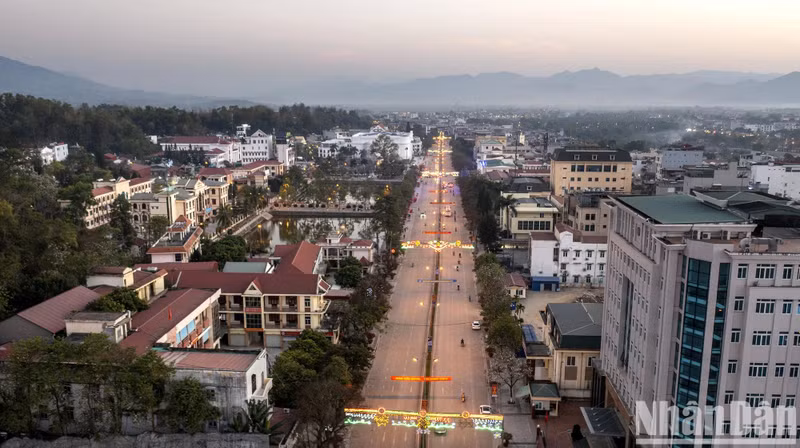 La rue principale de la ville de Diên Biên Phu porte le nom du général Vo Nguyên Giap, commandant en chef de l’Armée populaire du Vietnam et également de la campagne historique de Diên Biên Phu. L’ancien champ de bataille, théâtre de tant d’épreuves et de tant de souffrances, est actuellement devenu un lieu de paix, de prospérité et de bonheur.