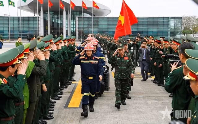 Les secouristes vietnamiens partent en aide au Myanmar. Photo: qdnd.vn