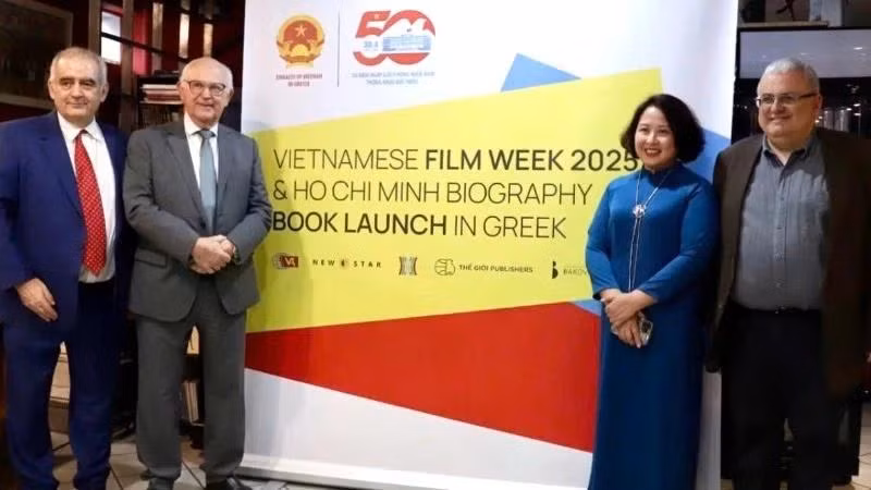 La Semaine du cinéma vietnamien 2025 a officiellement ouvert ses portes le 12 mai à Athènes, réunissant des responsables grecs, des diplomates étrangers, des habitants locaux et des Vietnamiens résidant à l'étranger. Photo : VNA. 