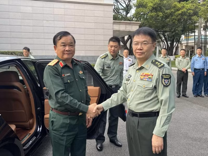 Le général de corps d'armée Hoang Xuan Chien, vice-ministre vietnamien de la Défense (à gauche), et le général de division Jia Jian Cheng, commandant adjoint et chef d'état-major de la zone de guerre du Sud de l’Armée populaire de libération de Chine. Photo : Consulat général du Vietnam à Guangzhou.
