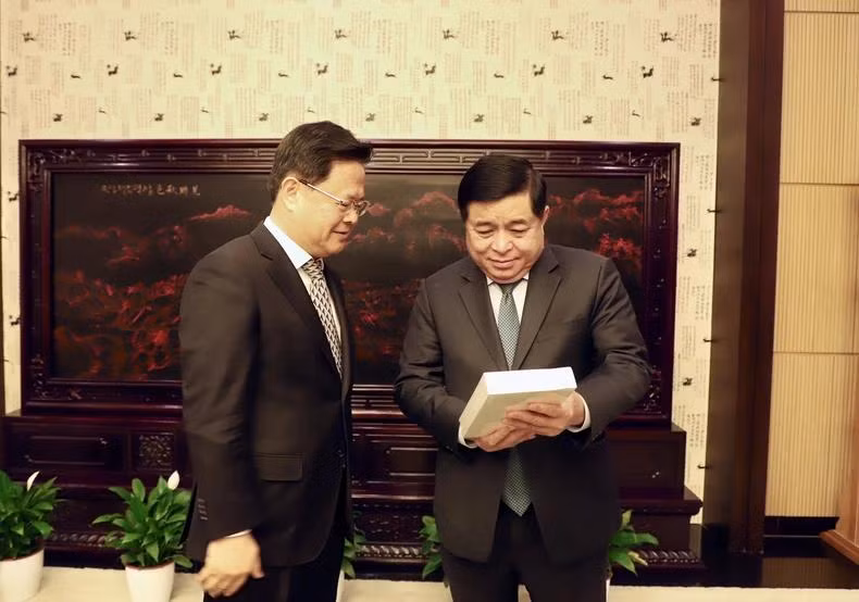 Le ministre vietnamien du Plan et de l'Investissement, Nguyên Chi Dung (à droite), et le président de la Commission nationale pour la réforme et le développement de Chine (NDRC), Zheng Shanjie. Photo: NDEL.