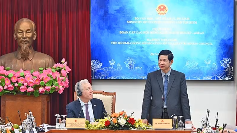Le vice-ministre vietnamien de la Culture, des Sports et du Tourisme, Ho An Phong (debout), lors d'une séance de travail avec une délégation de haut rang du Conseil d'affaires États-Unis – ASEAN, le 20 mars à Hanoï. Photo: TITC.