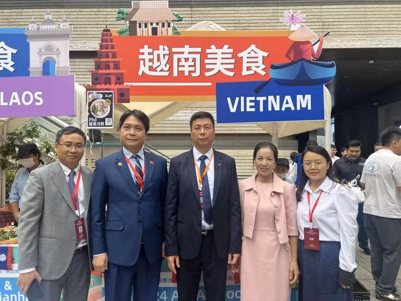 La délégation vietnamienne, conduite par le consul général à Guangzhou, Nguyen Viet Dung, a participé à la cérémonie d’ouverture du forum. Photo : Consulat général du Vietnam à Guangzhou.
