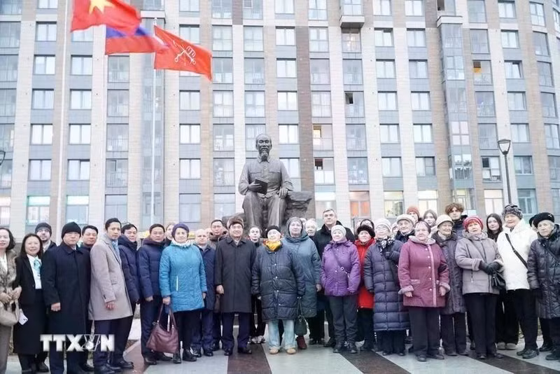 Le monument Hô Chi Minh à Saint-Pétersbourg. Photo : VNA. 
