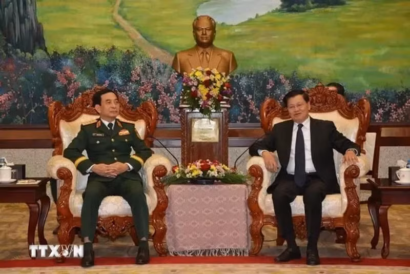Le ministre de la Défense, le général Phan Van Giang (gauche), et le secrétaire général et président du Laos Thongloun Sisoulith, le 19 novembre à Vientiane. Photo : VNA