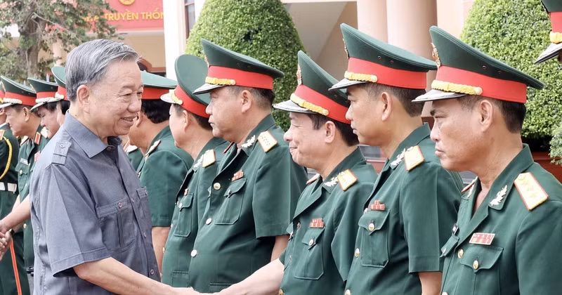 Le Président vietnamien Tô Lâm rend visite à la brigade du génie 25, à Vinh Long, dans le delta du Mékong, le 5 juillet. Photo : VNA