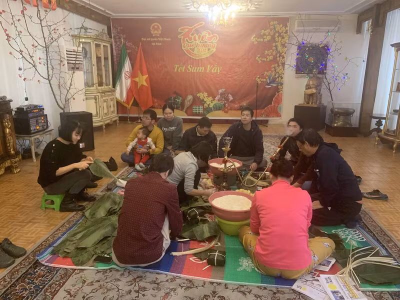 Préparation du "bánh chưng" (gâteau de riz gluant de forme carrée), un plat emblématique du Têt vietnamien. Photo : baoquocte.vn.