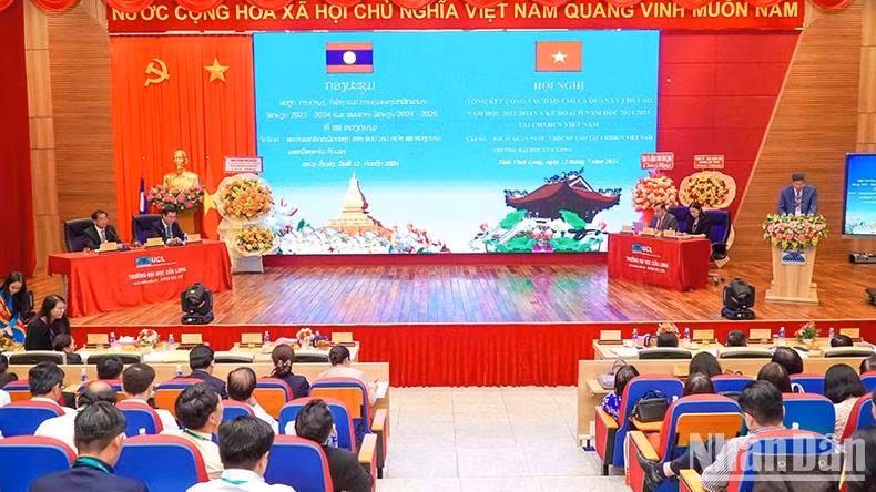 Lors de la conférence destinée à faire le bilan de la formation et de la gestion des étudiants laotiens au Vietnam pour l'année scolaire 2023 – 2024 et à fixer les orientations pour l'année scolaire 2024 – 2025, le 12 juillet à Vinh Long (au sud). Photo: NDEL.