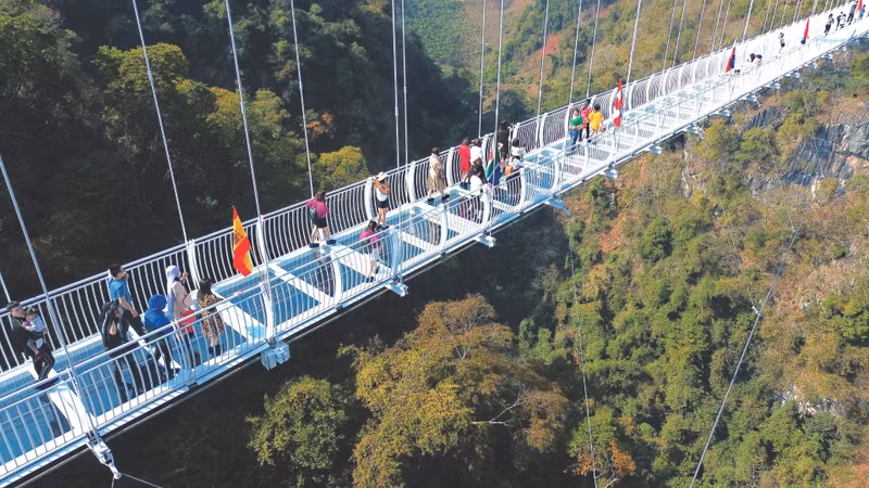Des touristes visitent le pont en verre Bach Long dans le district de Môc Châu, province de Son La. Photo: VNA.