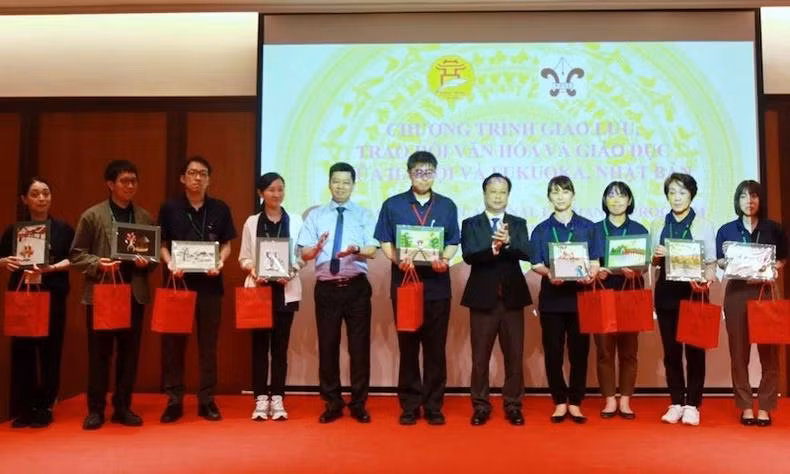 Cérémonie d'accueil de la délégation de lycéens et d'enseignants de la préfecture japonaise de Fukuoka, le 6 août à Hanoi. Photo: hanoi.edu.vn.