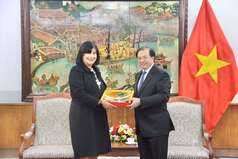 Selon la secrétaire générale du ministère slovène des Affaires étrangères et européennes, Renata Cvelbar Bek, la Slovénie et le Vietnam disposent d’un grand potentiel pour promouvoir la coopération bilatérale dans la culture, les sports et le tourisme. Photo: toquoc.vn.