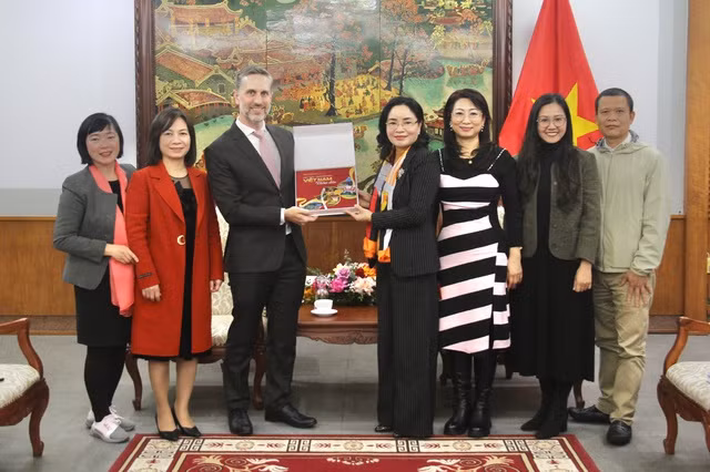 Le représentant en chef de l'UNFPA au Vietnam, Matt Jackson, a affirmé la volonté de son organisation de poursuivre une coopération étroite et efficace à long terme avec le Vietnam et son ministère de la Culture, des Sports et du Tourisme en particulier, notamment dans la prévention et la lutte contre la violence domestique, la promotion de l’égalité des sexes, l’autonomisation des femmes et la protection des enfants et des groupes vulnérables. Photo : toquoc.vn. Le représentant en chef de l'UNFPA au Vietnam, Matt Jackson, a affirmé la volonté de son organisation de poursuivre une coopération étroite et efficace à long terme avec le Vietnam et son ministère de la Culture, des Sports et du Tourisme en particulier, notamment dans la prévention et la lutte contre la violence domestique, la promotion de l’égalité des sexes, l’autonomisation des femmes et la protection des enfants et des groupes vulnérables. Photo : toquoc.vn.