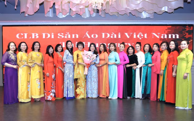 L’áo dài n’est pas seulement un costume traditionnel, mais aussi une œuvre d’art et un patrimoine culturel qui représente la beauté et l’élégance des femmes vietnamiennes. Photo : Club du patrimoine vietnamien « áo dài » en Hongrie.