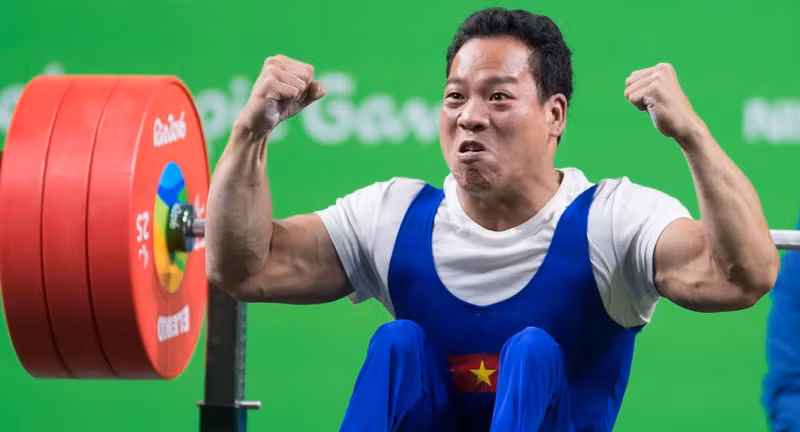 Le para-haltérophilie vietnamien Lê Van Công en compétition aux Jeux Paralympiques de Paris 2024. Photo: VNA