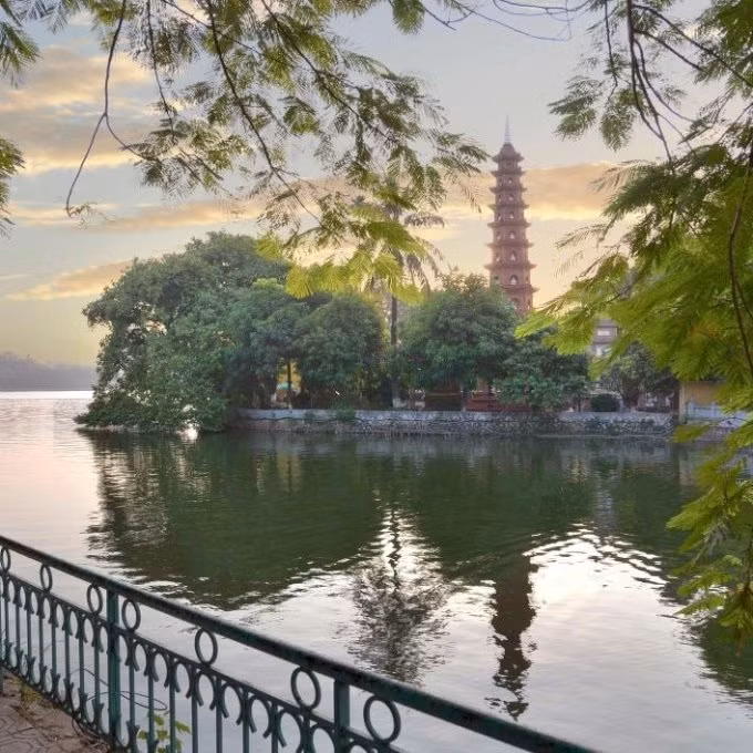 Avant la visite d'État du secrétaire général et président chinois Xi Jinping et de son épouse au Vietnam, le compte officiel de la Télévision centrale chinoise CCTV a publié des images de Hanoï : "Hanoï, la capitale vietnamienne, située sur le delta du fleuve Rouge, est une ville ancienne avec une histoire de plus de mille ans. Avec ses paysages naturels et sa vue sur la ville subtropicale, il attire de nombreux visiteurs nationaux et étrangers". Avant la visite d'État du secrétaire général et président chinois Xi Jinping et de son épouse au Vietnam, le compte officiel de la Télévision centrale chinoise CCTV a publié des images de Hanoï : "Hanoï, la capitale vietnamienne, située sur le delta du fleuve Rouge, est une ville ancienne avec une histoire de plus de mille ans. Avec ses paysages naturels et sa vue sur la ville subtropicale, il attire de nombreux visiteurs nationaux et étrangers".